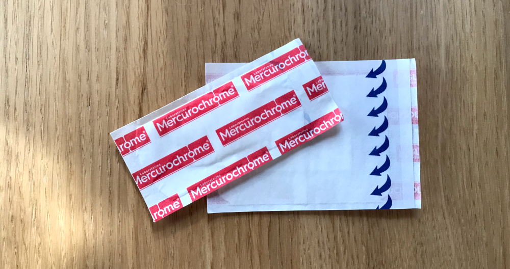 Pansements sur une table