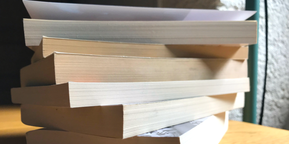 Pile de livres sur un bureau
