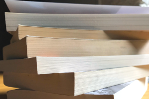 Pile de livres sur un bureaux