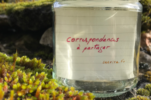 Message « correspondance à partager » dans un bocal en verre sur un mur