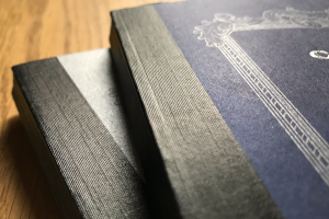 Deux carnets empilés sur une table