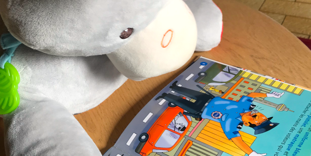 Âne en peluche regardant un policier dans un livre