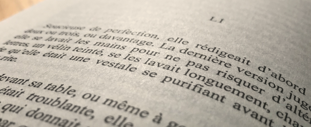 Gros plan sur une page de livre ouvert