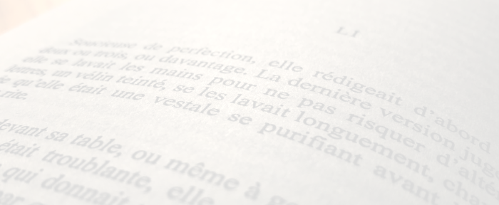 gros plan sur une page de livre ouvert
