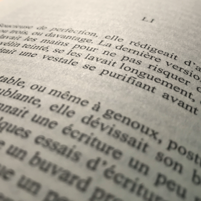 Gros plan sur une page de livre ouvert