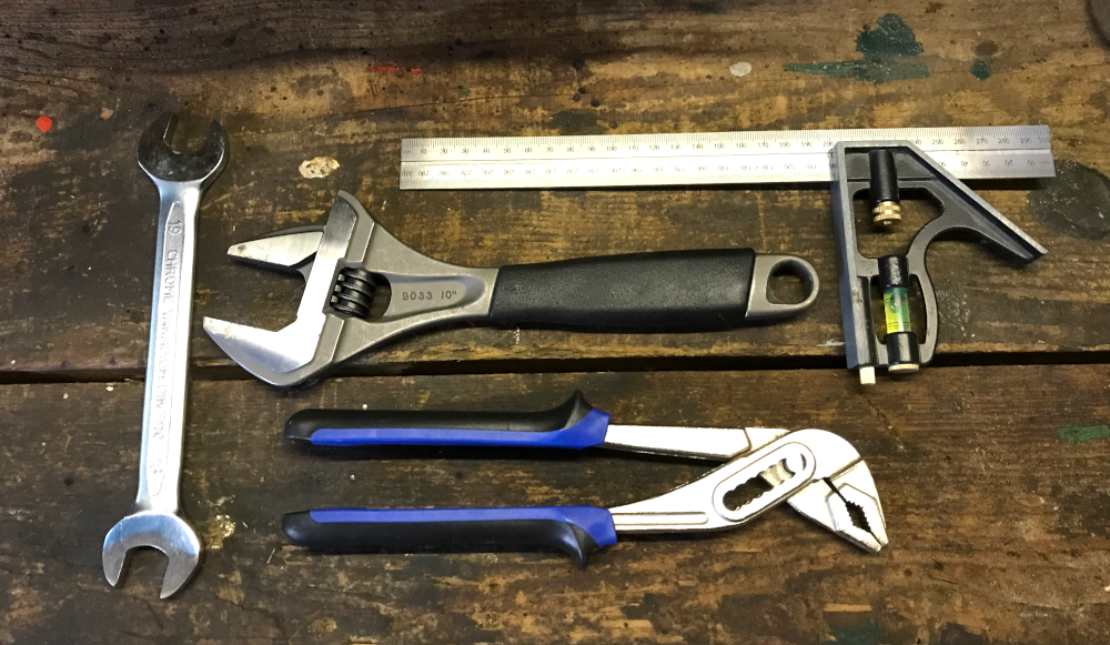 Outils rangés sur un établi