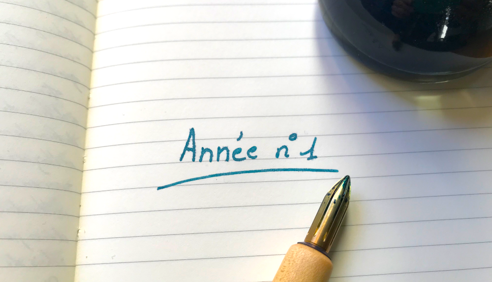 « Année n⁰1 » à la main sur papier ligné